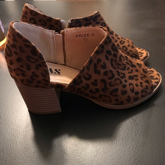 Brand New Leopard Peep Toe Heel Booties 5 1/2 - Picture 2 of 4